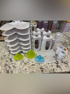 Kiinde Twist Bottle System, Attachments, and Foodii Feeding System Starter Kit